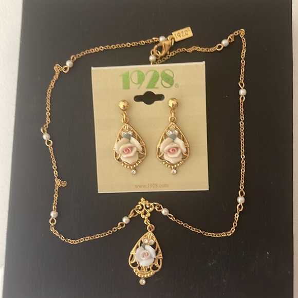 NWOT Women’s Jewelry Set: Porcelain Rose Gold Tone Y Necklace, Matching Earrings - Picture 2 of 7